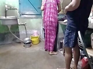 nipples Indian bengali maid kitchen pe kam kar rahi thi moka miltahi maid ko jabardasti choda malik na. creampie